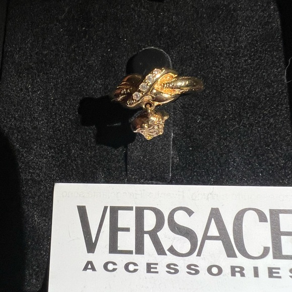 Versace Ring 5 1/2 - Rare, Authentic and in Great Condition - Picture 3 of 7